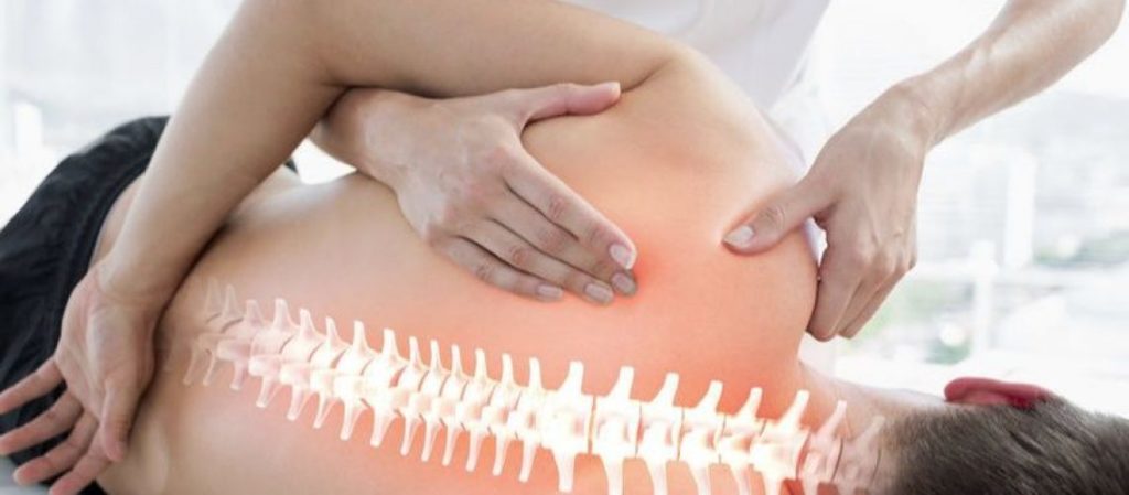 La massoterapia è il massaggio terapeutico dei muscoli e dei tessuti connettivali, praticato con le mani e volto principalmente a prevenire le malattie dell'apparato muscolo-scheletrico o riabilitare i soggetti che ne sono affetti.
Le principali condizioni per le quali la massoterapia trova applicazione sono il dolore muscolare, la muscolatura contratta, le contratture e gli indurimenti tendinei.